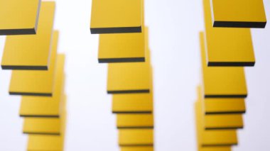 Sarı domino taşları taşma sırasına konmuş, devrilmiş. Domino etkisi, zincirleme reaksiyon. Mekanik etki. Bir olay benzer olaylar zincirini tetiklediğinde oluşan kümülatif etki. Güç kaybı.