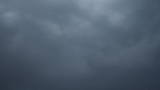 Images du ciel et du nuage noir. Nuages de tempête gris foncé. Ciel dramatique. Nuages tourbillonnants, masses d'air. Belle nature temps lapse nuages orage à l'heure du coucher du soleil. Temps horrible