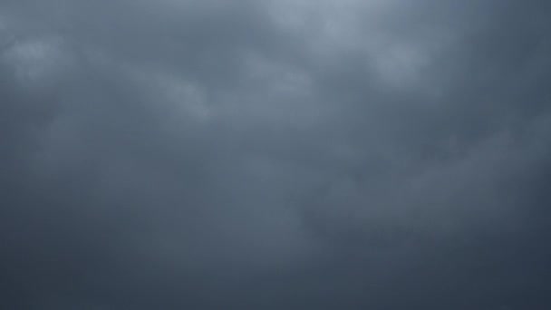 Images du ciel et du nuage noir. Nuages de tempête gris foncé. Ciel dramatique. Nuages tourbillonnants, masses d'air. Belle nature temps lapse nuages orage à l'heure du coucher du soleil. Temps horrible — Video