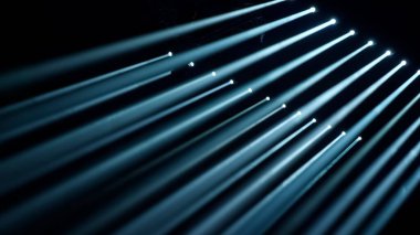 Lazer ışınlı sahne ışıkları. Sahne, sahne ışıkları ve renkli spot ışıkları. Sahnede ışık efektleri. Lazerli sahne ışıkları