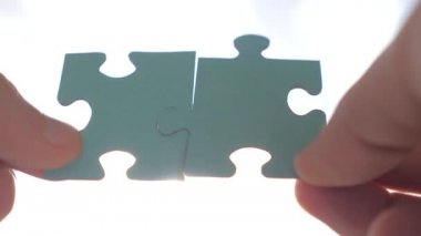 İlişkilerin psikolojisi, evlilik. Boşanma geçmişi. Anlaşmayı feshet. İş konsepti. Yapboz ve parlak ışık. Parmakları olan iki yapboz parçasını ayırmak ilişki kavramı