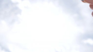 Yapbozun iki parçasını tutan adam elleri. Çözümü bulmak. Poblem çözme geçmişi. Takım çalışması konsepti. Yapboz bağlantıları. İki yapboz bir araya gelir. Birbirlerine çok yakışıyorlar.