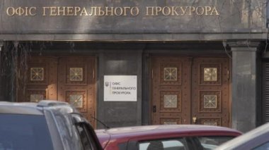 Ukrayna Başsavcılığı 'nın imzası. Ukrayna Savcılık Bürosu binası. Ülke devlet dairesinin giriş kapısı. Duruşma öncesi Soruşturma Birleşik Kayıtları