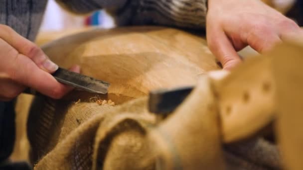 Handen Met Beitel Die Het Hout Snijden Houtbewerkingsgereedschap Hout Snijden — Stockvideo