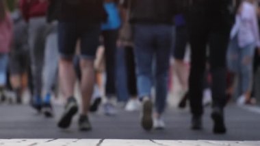 Kalabalığın Ayakları Sokakta Yürüyen İnsanlar. 60 fps 'te Slow Motion. Kalabalığın ayaklarına yakın çekim. Sokakta yürüyen kalabalıkların fotoğrafı. Şehir kalabalığı. Birçok bacak kaldırımda yürüyor..