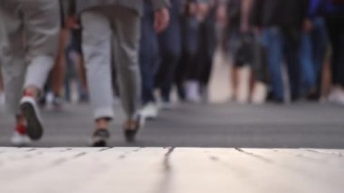 İnsan ayaklarının yakın görüntüsü kalabalık caddelerde yürüyen insanlar yavaş çekimde insanlar çeşitli yaya yürüyüşleri şehir hayatı şehirli ayaklar birçok ayak gezen insan kalabalığı