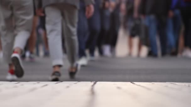 Close-up vista de pés humanos pessoas andando na rua lotada em movimento lento da vida pessoas variedade pedestre ativo andar cidade vida urbana muitas pernas sapatos viajando pessoas multidão — Vídeo de Stock