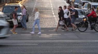 Şehir yaşamının manzarası. Arabaların arka planında isimsiz bir kalabalık var. Ukrayna 'nın başkentinde karşıdan karşıya geçen bir sürü insan. Sokakta yaya geçitleri var. Yaya geçidinde yürüyen insanlar