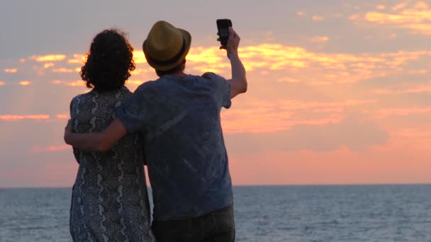 Para Robi Selfie Romantyczne Tło Zachodu Słońca Sylwetki Podróżników Podróży — Wideo stockowe