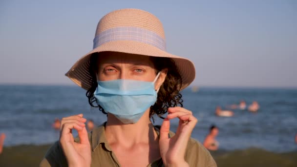 Colocar Mascarilla Sobre Fondo Marino Cara Mujer Con Mascarilla Mirando — Vídeos de Stock