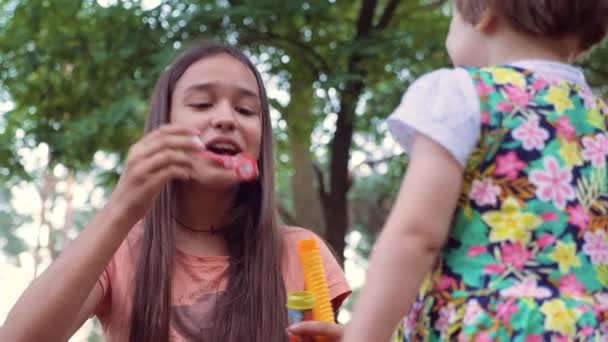 Menina Mais Velha Com Cabelo Preto Infla Bolhas Sabão Fazer — Vídeo de Stock