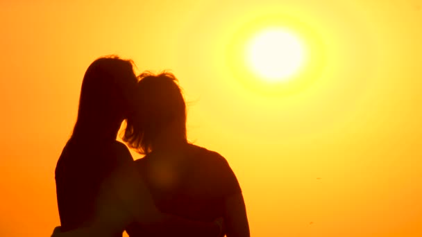 日の出の景色を楽しむ女の子の旅行者 大人の娘は日の出を見て母親を抱きしめる 日没の背景に2人の女性のシルエットと日の出の映画シーン 休暇の概念 — ストック動画