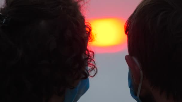 Liebespaar Schutzmasken Beim Sonnenuntergang Paar Blickt Sich Die Augen Liebesgefühle — Stockvideo