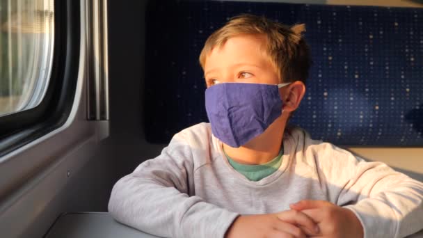 Giovane Passeggero Indossa Tessuto Maschera Protettiva Protezione Prevenzione Contro Virus — Video Stock