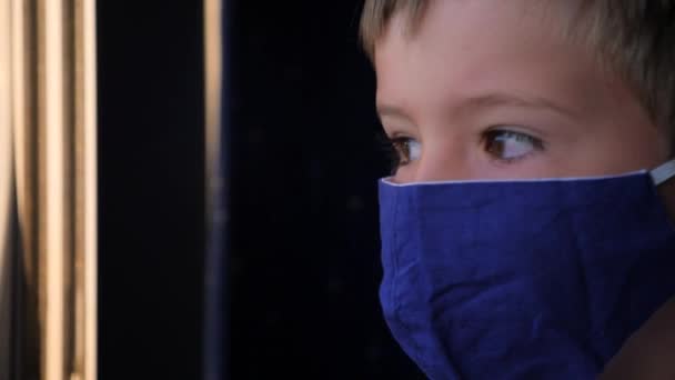 Θλιβερό Παιδί Κοιτάζει Στο Παράθυρο Κατά Διάρκεια Της Διαδρομής Του — Αρχείο Βίντεο