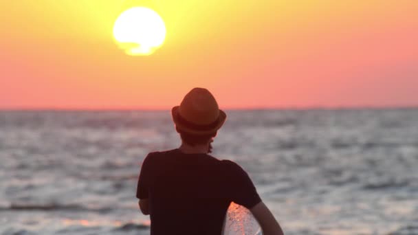 Silueta Hombre Sombrero Con Anillo Inflable Mirando Puesta Sol Por — Vídeos de Stock