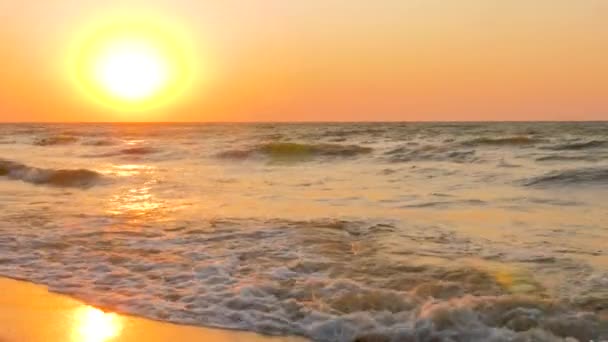 Oranje Goudblauwe Lucht Zee Het Strand Bij Zonsopgang Zonsondergang Zonsondergang — Stockvideo