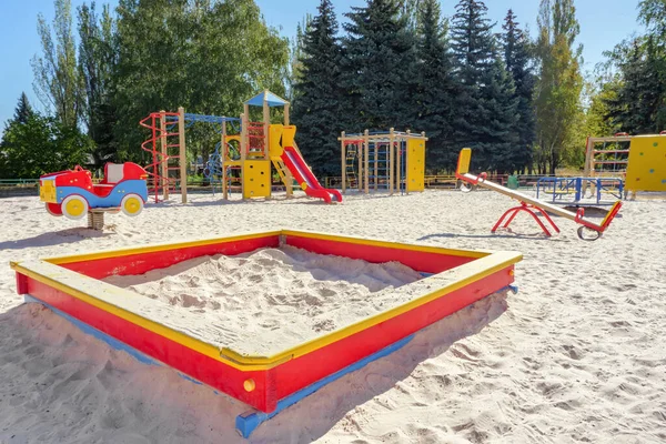 Parkta Renkli Çocuklar Için Oyun Parkı Ayarlandı Planda Kum Havuzu — Stok fotoğraf