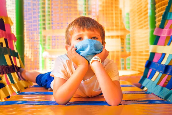 Mignon Garçon Masque Médical Maternelle Centre Divertissement Divertissements Pendant Coronavirus — Photo