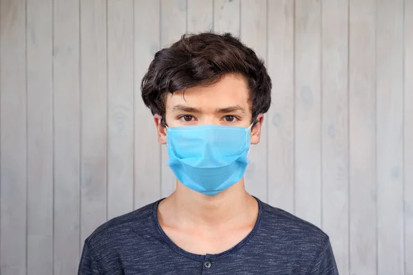 Portrait Jeune Homme Portant Masque Jetable Pendant Une Maladie Contagieuse — Photo