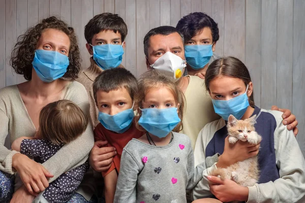 Koruyucu maskeli büyük bir aile kameraya bakıyor. Covid enfeksiyonuna karşı önlem, virüs, salgın hastalıklar, salgın hastalıklar. Enfeksiyon önleme ve kontrol konsepti. Büyük aile portresi Maskeli yüzler
