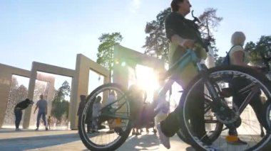 Şehir gelişimi. Çeşmenin yanındaki mutlu insanların siluetleri. Kamu alanını geliştiriyorum. İlçenin altyapısı toplum tarafından sevilir. Şehir yaşam tarzı. Olumlu duygular. rahat bir hayat