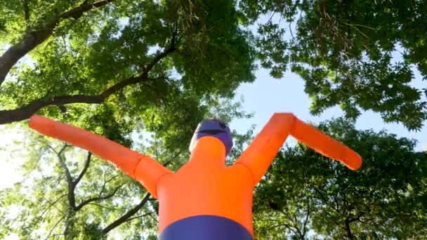 Orange Wacky Waving Inflatable Tube. Tube Man Flailing Arms Invites to the City Park for a Holiday Halloween. Blowing Tube Man in advertising. Adventure park. Entertainment Outdoors — Stock Video