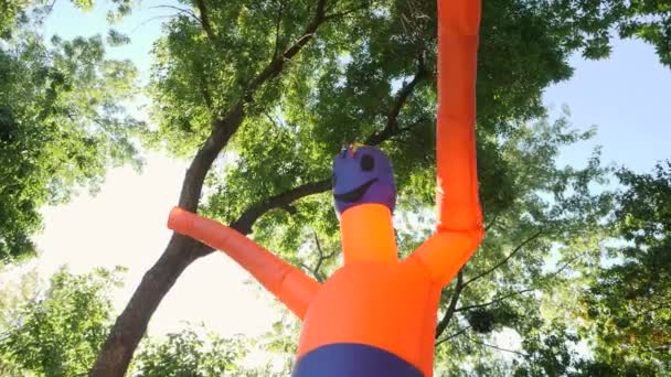 Légi Generikus Reklámtábla. Felfújható Orange Wacky Dancer Tube Man Flailing Arms meghívja a Városligetbe egy ünnepi Halloweenre. Őrült integető felfújható csövesember. Kalandpark — Stock videók