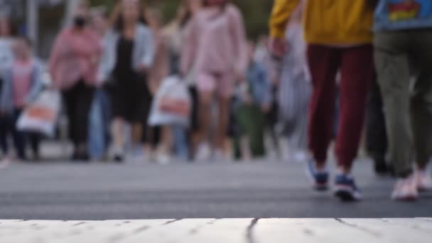 Anonyme Menschenmenge, die im Hintergrund verschwommen auf der Straße läuft. Menschenmassen auf dem Platz, auf der Straße, in der Stadt. Urbane Filmszene. Zeitlupe Massenansammlung wegen geschäftiger Wochentage in der Stadt — Stockvideo