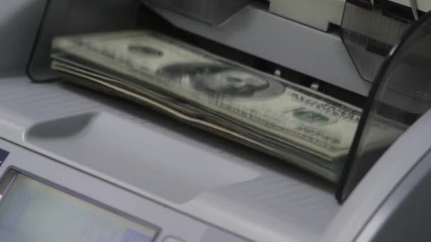 Automat na počítání peněz počítá 100 dolarů. Počítání bankovek v počítadle bankovek. Stroj pro kalkulaci papírových peněz. Automatické vybavení pro počítání peněz v hotovosti — Stock video