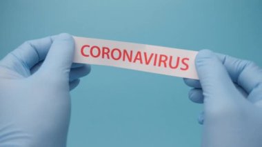 Aşıyı buldum. Eldivenli bir araştırmacı üzerinde Coronavirus 'un parmak izi olan bir kağıdı yırtıyor. Covid-19 yayılmayı durdurun. Karantina sona erdi. Koronavirüs salgınına karşı üretilen ilaçlar..