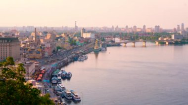 Ukrayna 'nın başkenti Kyiv. Akşam Kiev Panoraması, Kiev 'in Tarihi Bölümü - Podil. Sabah Eski Şehir Podol, Dnipro ya da Dinyeper Nehri manzarası. Eski mahalleler. Zaman Uygulaması