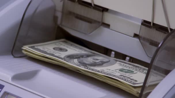 Κοντινό πλάνο μηχάνημα μέτρησης νομισμάτων Μετρώντας αμερικανικό 100 δολάρια νομοσχέδια. Ο μετρητής χαρτονομισμάτων μετράει 100 δολάρια δολάρια. Μηχανή για τον υπολογισμό του χαρτιού Τραπεζογραμμάτια. Καταγράφει τα χρήματα μετρητών. Τράπεζα — Αρχείο Βίντεο
