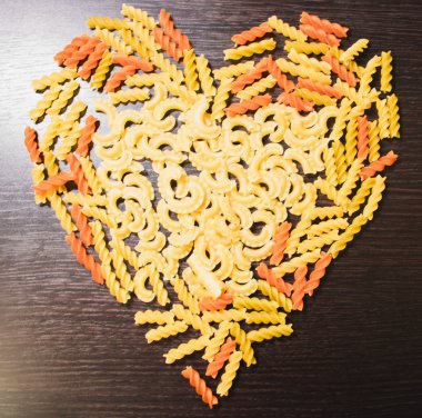 koyu bir arka plan üzerinde farklı türde erişte seti