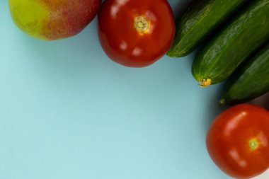 Vejetaryen yemekleri, en iyi meyve, sebze, peynir, makarna, baklava, mantar, mavi arka planda bir çerçeve oluşturma,