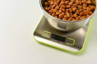 ölçeklerde köpekler için Kuru gıda