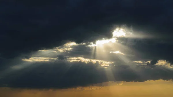 Güneş ışınları thunderclouds aracılığıyla