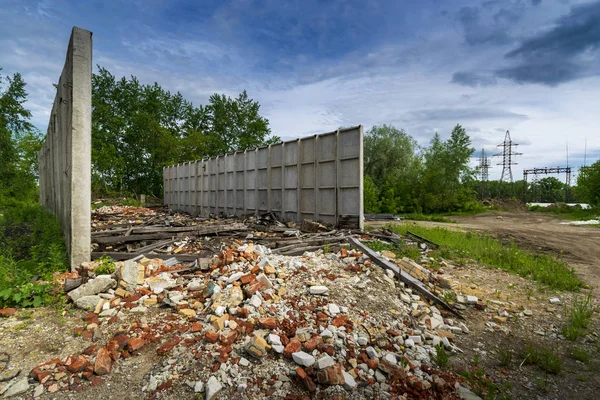 Beton duvar zemin üzerine beton hurda