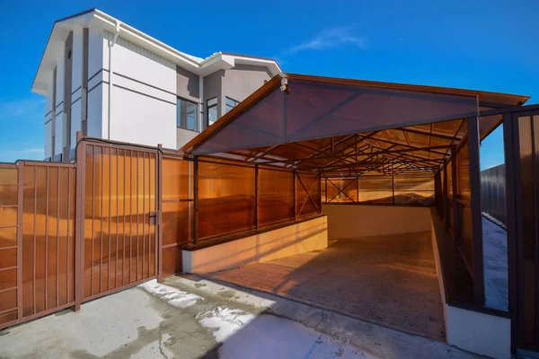 House with garage polycarbonate garage — Stock Photo, Image