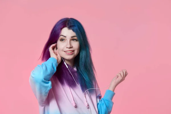 Müzik dinleyen kız
