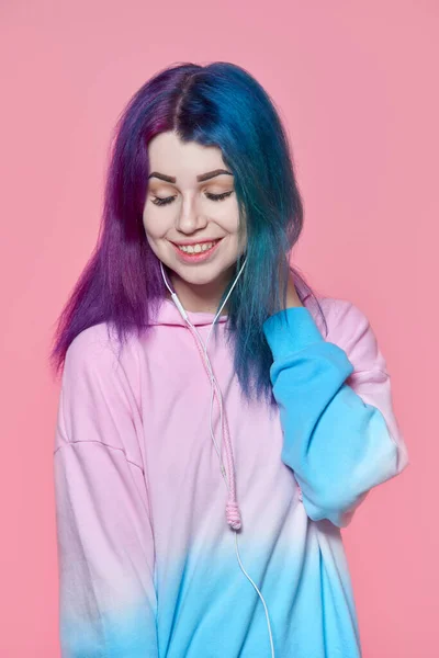 Pembe arka planda müzik dinleyen kız