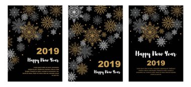 Dikey neşeli Noel ve mutlu yeni yıl tebrik kartı güzel altın ve beyaz kar taneleri ile siyah arka plan üzerinde ayarlayın. Afiş, poster, masajlar, duyurular için Noel tasarım. Metin için yer