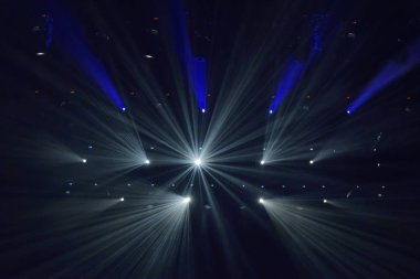 Konser ışıklar. Beyaz ve mavi sahne ışıkları.