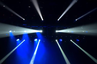 Konser ışıklar. Beyaz Ray ve mavi projektör. Sahne.