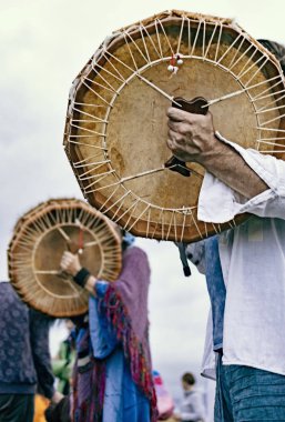 Şamanlar davul çalıyor. Ritüel. Kapat