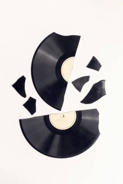 Beyaz arka plan üzerinde kırık vinil parçaları. izole