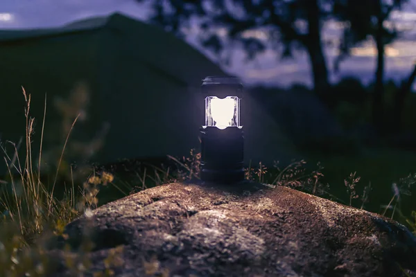 Modern turistik lamba taş. portre. bokeh