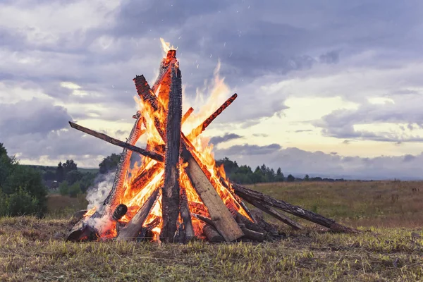 Alanında büyük bir şenlik ateşi