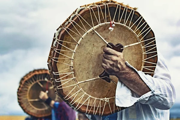 Şamanik Davul şamanlar elinde. Ritüel. Kapat