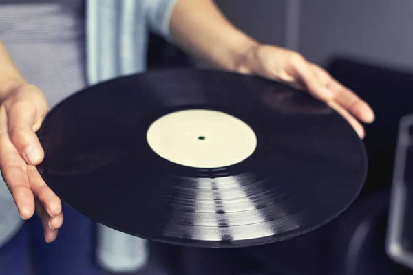 Kız stüdyoda bir kayıtları tutuyor. Portre